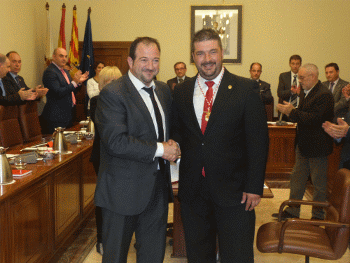 El presidente impuso la medalla de diputado a José Herrero.