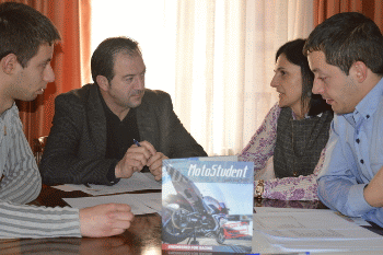 El presidente de DPT junto a la vicerrectora del Campus de Teruel, Alexia Sanz, y dos de los integrantes del equipo que acude a Motostudent 2016