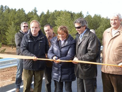 Carmen Pobo cortando la cinta de inauguración de la carretera de acceso a las pistas