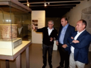 Los diputados Gracia e Iranzo junto con el director del Museo