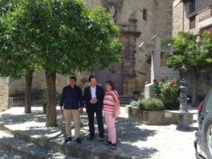 El presidente visitó la localidad de Valdeltormo (en la foto con su alcalde)