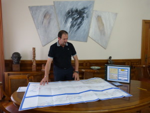 El presidente de la Diputación de Teruel comprueba el trazado sobre el estudio informativo realizado en 2009
