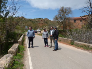 Ramón Millán (2º  drcha.) junto a la alcaldesa de Riodeva en el puente de entrada al municipio