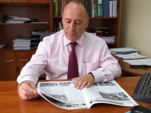 El diputado Miguel Iranzo observando una de las publicaciones que recibirá subvención de la Diputación 
