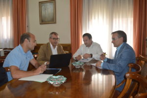 El presidente (al fondo) y el vicepresidente (drcha.) junto al director general de Administración Electrónica y un técnico del Gobierno de Aragón 