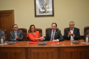 El presidente de la Diputación y la consejera de Educación, en la firma del convenio para la mejora de 61 centros docentes de la provincia