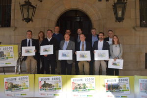 Foto de familia de los alcaldes con el presidente de la DPT, el delegado de la ONCE en Aragón y los presidentes de las comarcas