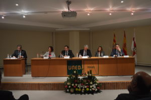 Ramón Millán (segundo por la izquierda) en un instante del acto de apertura del curso de l UNED en Teruel