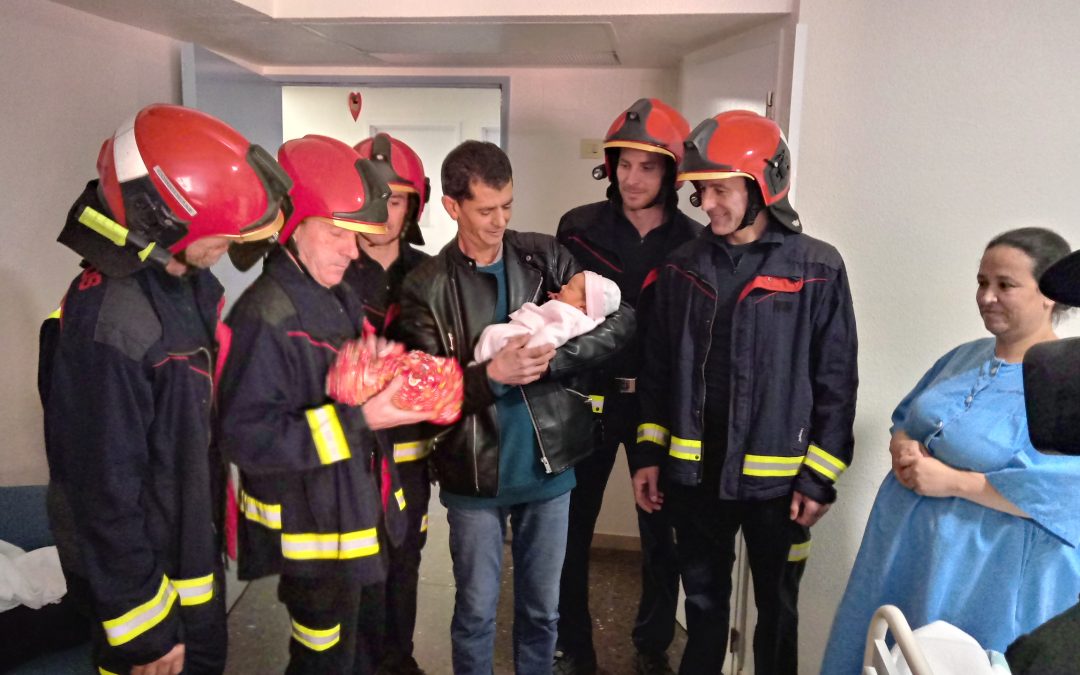 Los bomberos entregan juguetes y explican su trabajo a los niños ingresados en el Hospital Obispo Polanco de Teruel