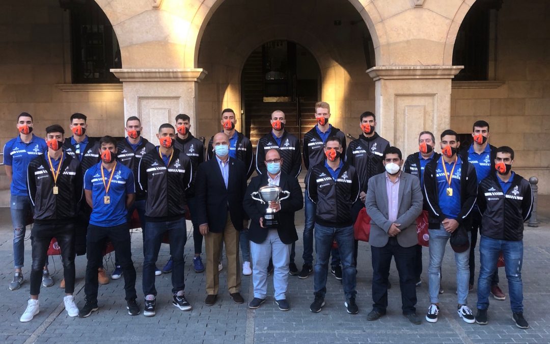 El Club Voleibol Teruel visita la Diputación con su novena Supercopa de España