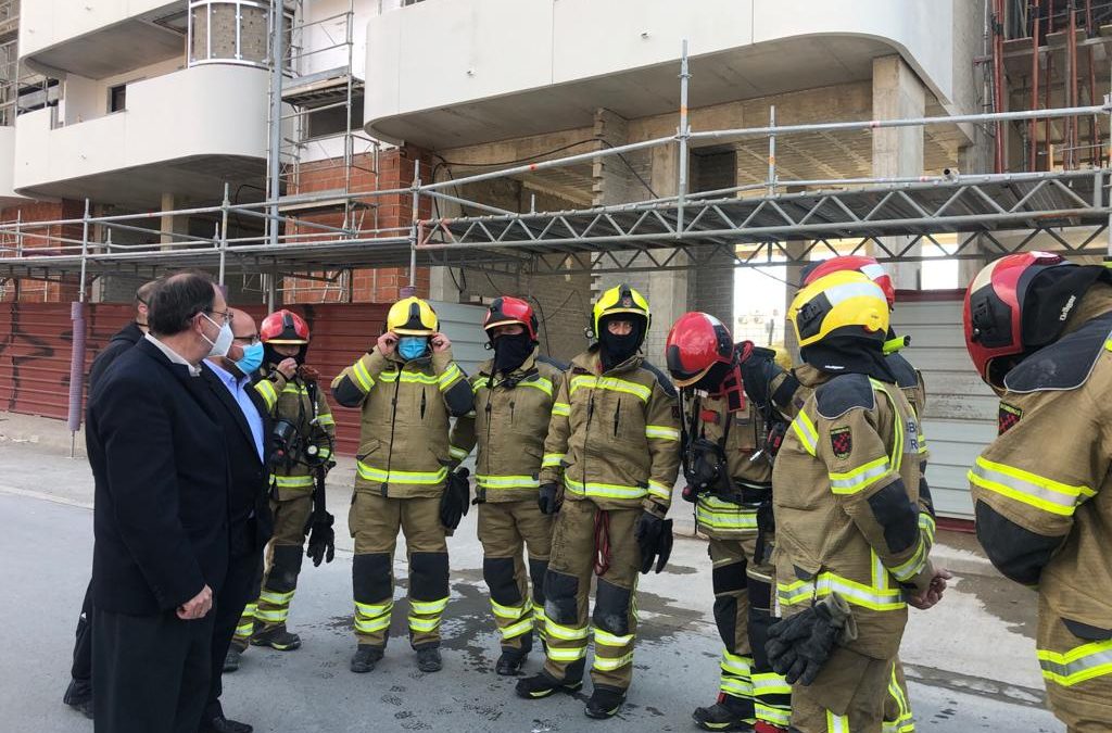 Los bomberos de la DPT realizan prácticas de intervención en un edificio de nueve alturas