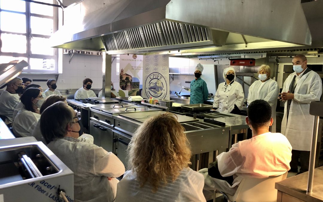 Gestores de multiservicios rurales aprenden técnicas de cocina en la Escuela de Hostelería