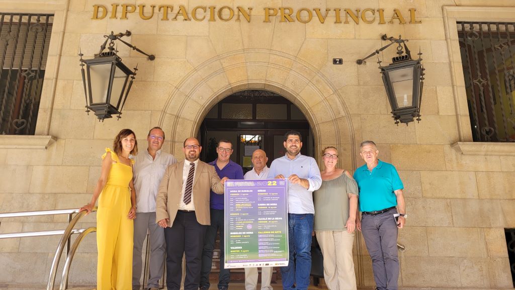 Foto de representantes de la DPT, la organización y los alcaldes de las seis sedes del festival