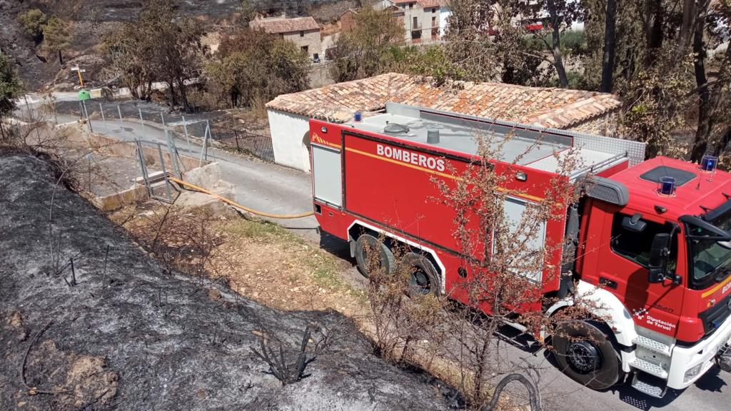 Los bomberos de la DPT llevan agua a núcleos de población de Castellón afectados por el incendio de Bejís