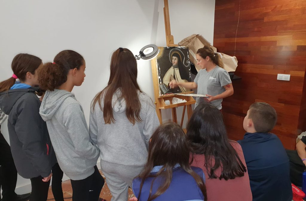 22 alumnos aprenden sobre restauración de obras de arte en el espacio de aprendizaje de la exposición sobre el 40 aniversario del Estatuto de Aragón organizado por el IET