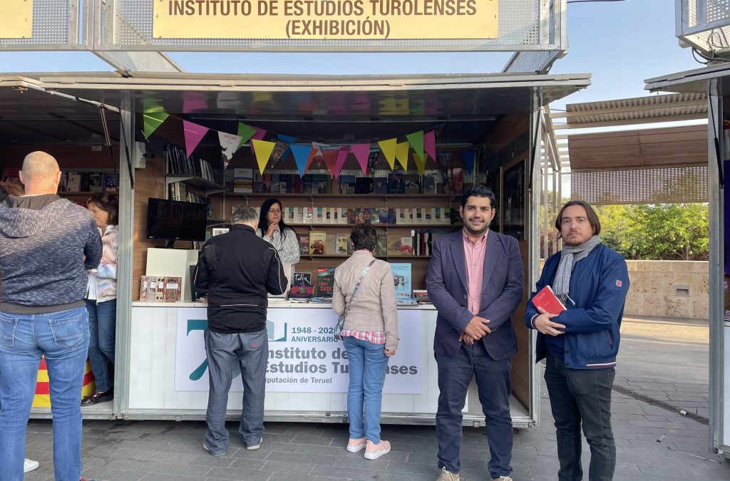 El IET exhibe una selección de sus publicaciones en la VIII Feria del Libro y el Cómic de Teruel