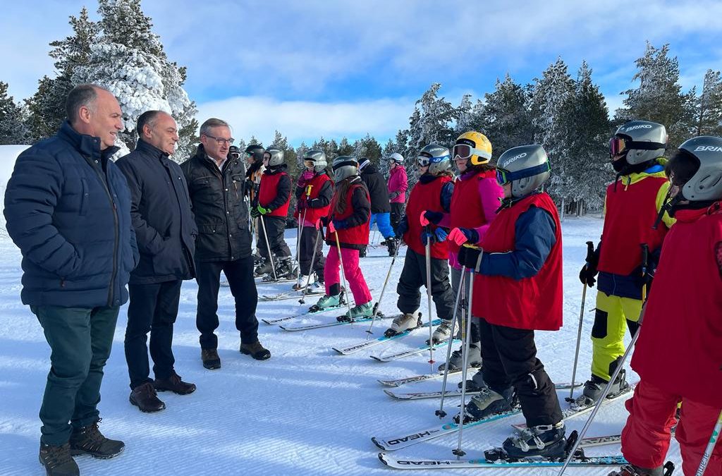 Más de 1.200 escolares participarán esta temporada en la campaña de esquí de la Diputación de Teruel