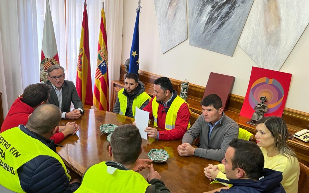 El presidente de la DPT recibe a los agricultores manifestantes en Teruel